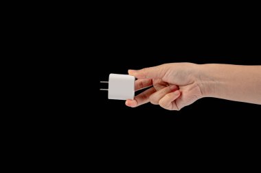 El ve USB kablo adaptörü, USB tip A C evrensel dolgu kablosu, cep telefonu aksesuarı siyah arkaplan izole edildi.