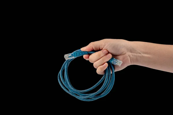 Kabel Ethernetowy Lan Ręku Czarnym Tle — Zdjęcie stockowe