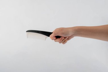 El ve saç tarağı beyaz arkaplanda izole edilmiş.