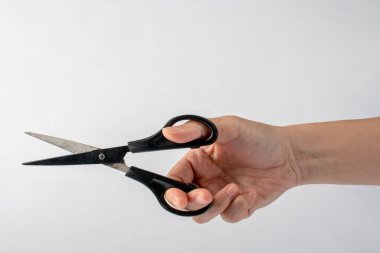 Ofis kırtasiye makası beyaz arkaplanı kesiyor