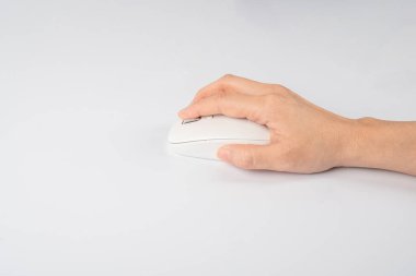 Beyaz bir arka plan üzerinde izole modern bilgisayar fare el tıklayın