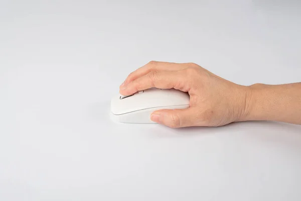 手上被隔绝在白色背景上的现代计算机鼠标单击 — 图库照片