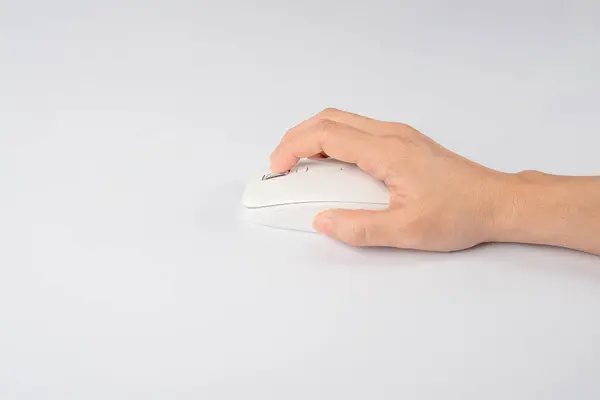 手上被隔绝在白色背景上的现代计算机鼠标单击 — 图库照片