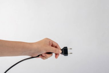 Beyaz arka planda elektrik prizi. Beyaz arkaplanda izole edilmiş tıpası olan el.
