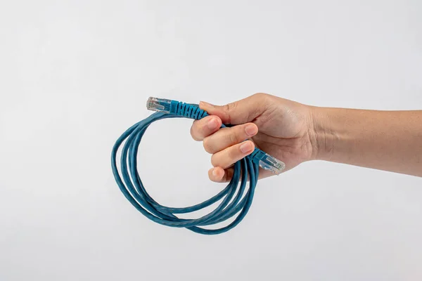 Niebieski Kabel Połączeniowy Ethernet Dłoni Izolowany Białym Tle — Zdjęcie stockowe