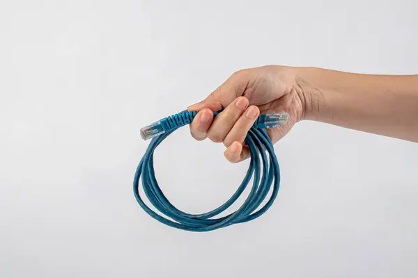 Blauwe Ethernetaansluitkabel Hand Geïsoleerd Witte Achtergrond — Stockfoto