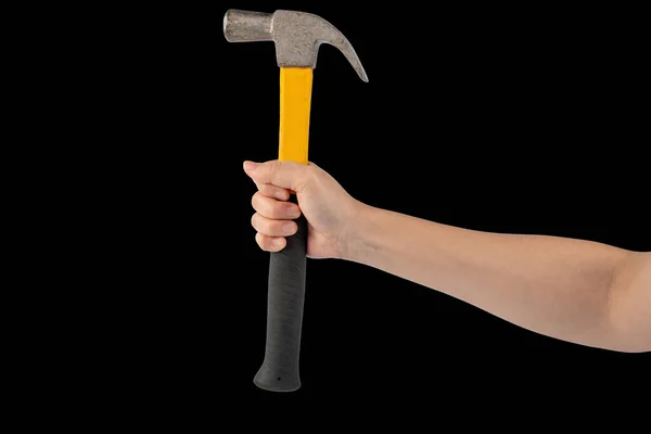Siyah arka planda çekiçli el.