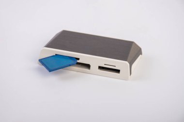 Beyaz arkaplanda izole edilmiş dış jenerik USB 3.0 Kart Okuyucusunu Kapat.