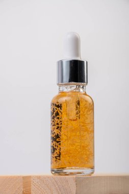 Kehribar cam şişeler damla pipeti serumla ya da beyaz arka planda gerekli yağla.