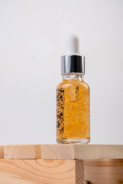 Kehribar cam şişeler damla pipeti serumla ya da beyaz arka planda gerekli yağla.