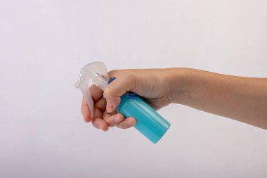 Beyaz arka planda izole edilmiş, el ele tutuşan plastik şişe. 