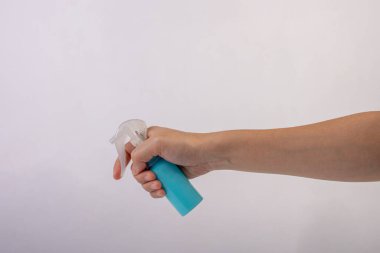 Beyaz arka planda izole edilmiş, el ele tutuşan plastik şişe. 