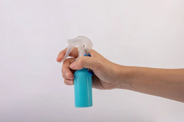 Mão Segurando Frasco Plástico Spray Isolado Fundo Branco — Fotografia de Stock