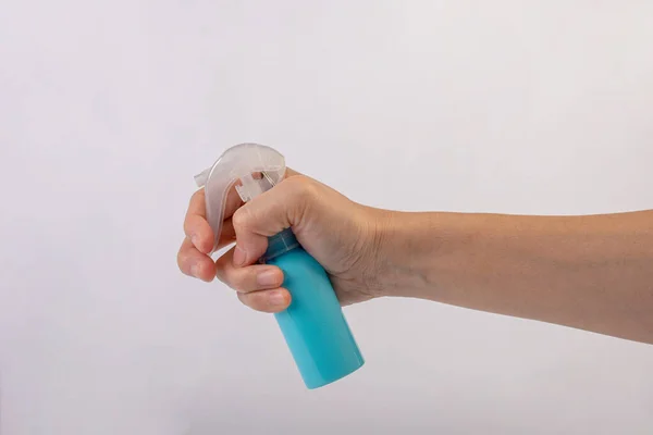 Mão Segurando Frasco Plástico Spray Isolado Fundo Branco — Fotografia de Stock