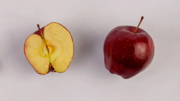 白い背景に切り分けられたスライスを持つ赤いリンゴ — ストック写真