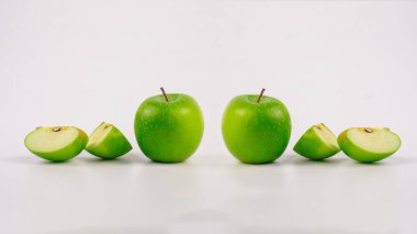 Taze Yeşil Elma Beyaz Arkaplanda İzole Edildi