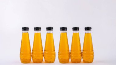 Meyve suyu, beyaz arka planda izole edilmiş soğuk su şişeleri.