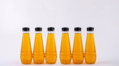 Beyaz arka planda izole edilmiş meyve ve sebze suyu şişeleri