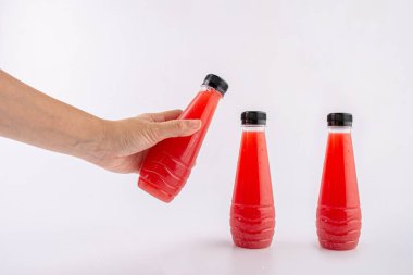 Beyaz arka planda izole edilmiş meyve ve sebze suyu şişeleri