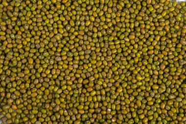 Mung fasulyeleri beyaz arkaplanda izole