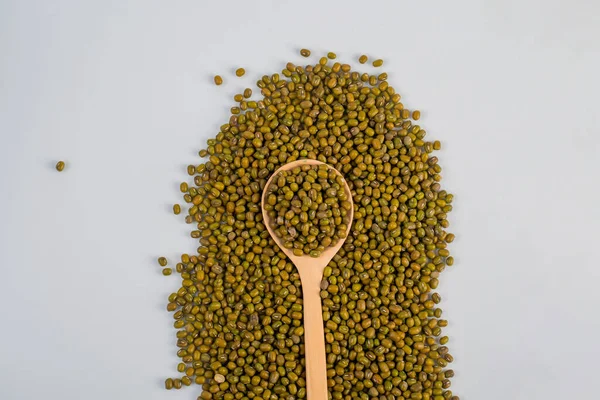 用勺子 白底分离的绿豆 — 图库照片