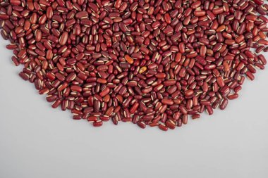 Beyaz arka planda kırmızı böbrek fasulyesi