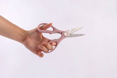Ofis kırtasiye makası beyaz arkaplanı kesiyor