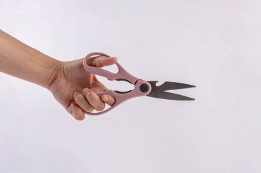 Ofis kırtasiye makası beyaz arkaplanı kesiyor