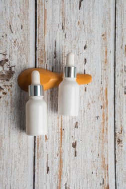 Ahşap zemin üzerinde tüp, şişe, losyon veya serum gibi kozmetik ürünler.. 