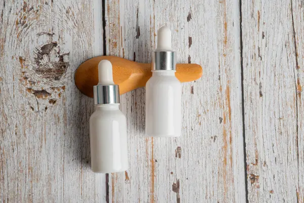 Ahşap zemin üzerinde tüp, şişe, losyon veya serum gibi kozmetik ürünler.. 