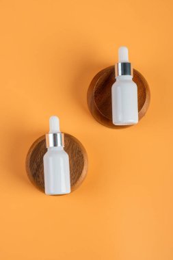 Krem arka planda tüp, şişe, losyon veya serum gibi kozmetik ürünler. 