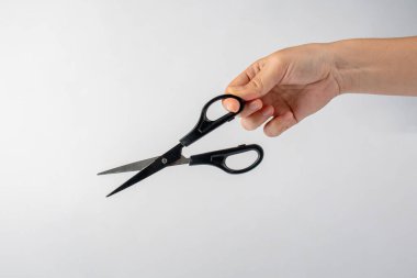 İleti örneği üzerinde el izole beyaz arka plan makas.