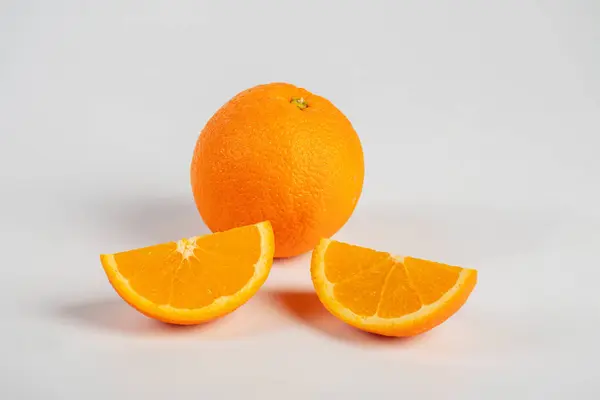 Sinaasappelschijfje Isoleren Oranje Fruit Half Schijfje Gezet Witte Ondergrond — Stockfoto