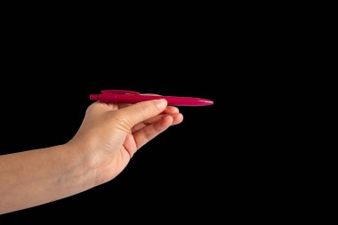 Siyah arkaplanda el ele tutuşma kalemi