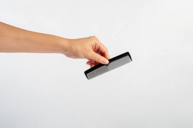 El ve saç tarağı beyaz arkaplanda izole edilmiş.