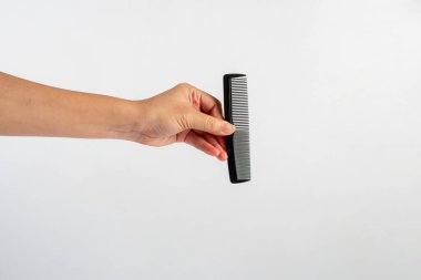 El ve saç tarağı beyaz arkaplanda izole edilmiş.