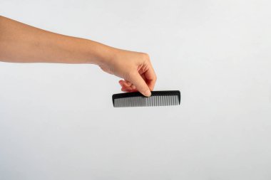 El ve saç tarağı beyaz arkaplanda izole edilmiş.