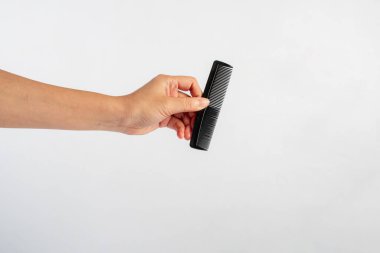 El ve saç tarağı beyaz arkaplanda izole edilmiş.