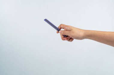 Beyaz arkaplanda elinde kesme bıçağı aracı ofis