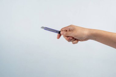 Beyaz arkaplanda elinde kesme bıçağı aracı ofis