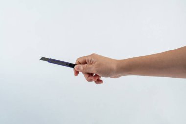 Beyaz arkaplanda elinde kesme bıçağı aracı ofis