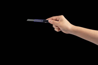 Siyah arka planda kesme bıçağı aracı ofis