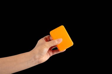 Siyah arkaplanda el ve turuncu sabun