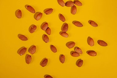 Sarı arkaplanda badem tohumu