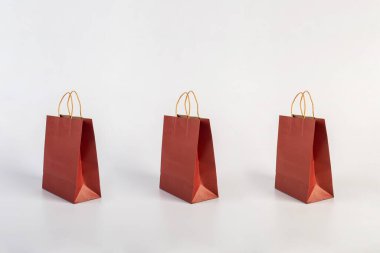 Kırmızı kağıt çanta beyaz arkaplanda izole edildi.