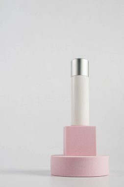 Krem veya losyon için plastik beyaz tüp. Beyaz arka planda şık dekorları olan cilt bakımı ya da güneş kremi kozmetiği 