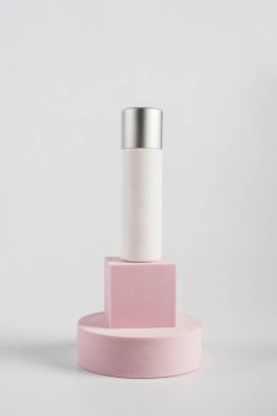 Krem veya losyon için plastik beyaz tüp. Beyaz arka planda şık dekorları olan cilt bakımı ya da güneş kremi kozmetiği 