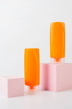 Beyaz arka plan üzerinde izole şampuan veya saç kremi şişe