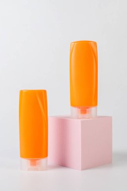 Beyaz arka plan üzerinde izole şampuan veya saç kremi şişe