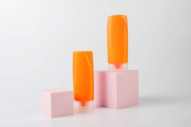 Beyaz arka plan üzerinde izole şampuan veya saç kremi şişe